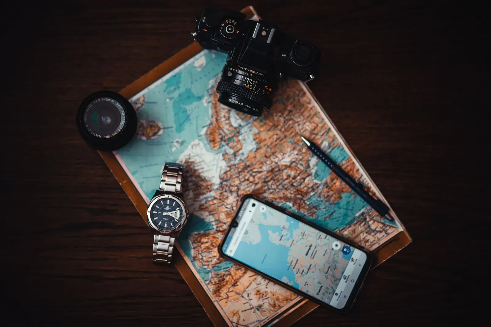 Chytrý telefon a mapa světa symbolizující cestovní eSIM