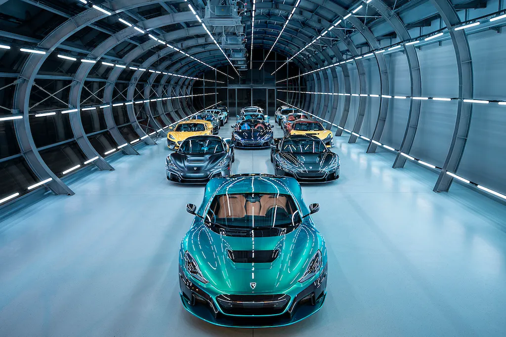 Rimac Nevera a další hyperautomobily v moderní tovární hale.