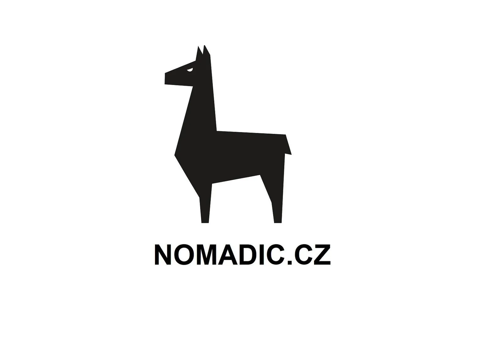 Stylizovaný černý symbol lamy s nápisem NOMADIC.CZ pod ním.