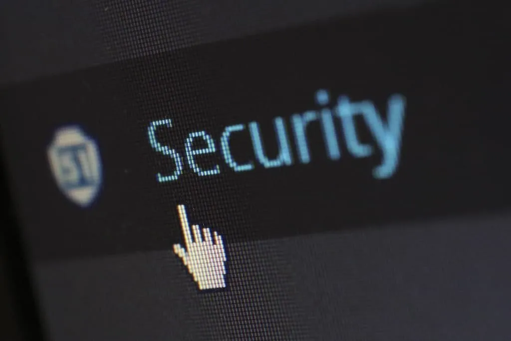 Ikona s textem 'Security' na obrazovce, ukazuje na důležitost kybernetické bezpečnosti.